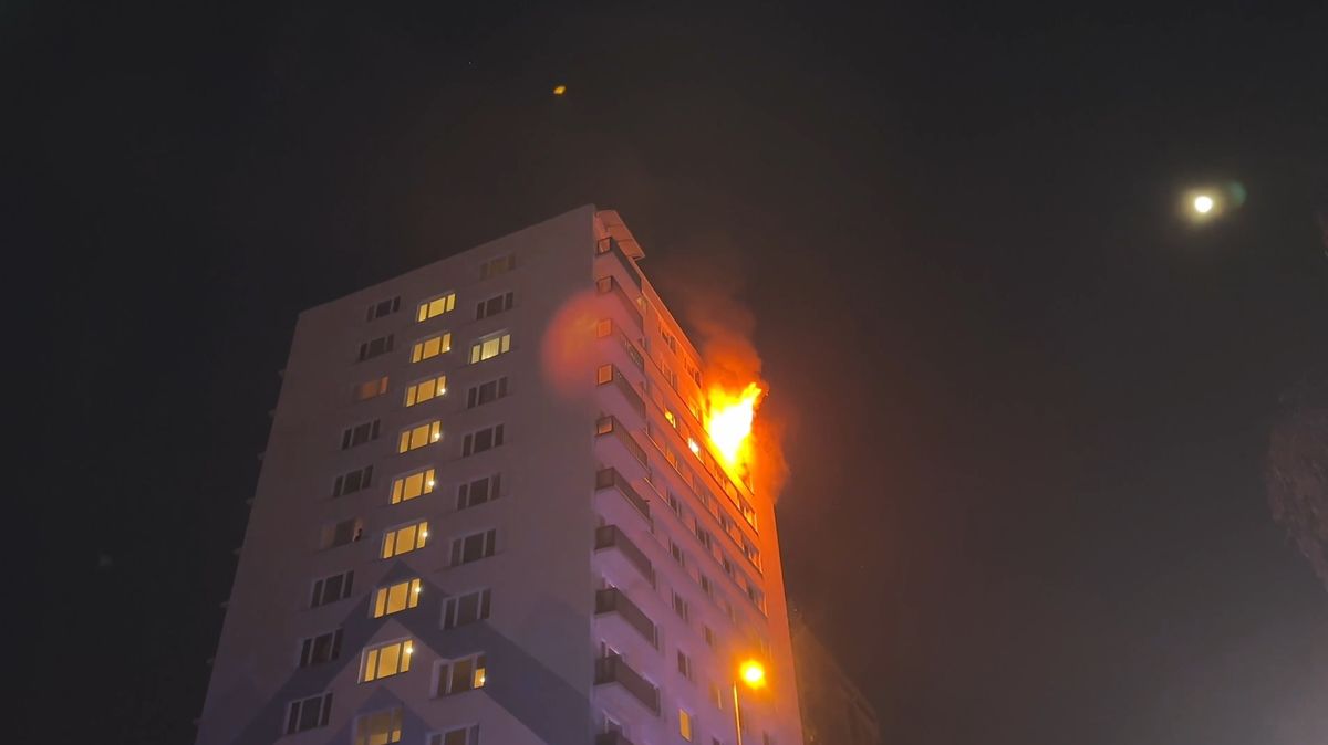 V Praze v noci hořela bývalá ubytovna a byt ve 13. patře, desítky evakuovaných